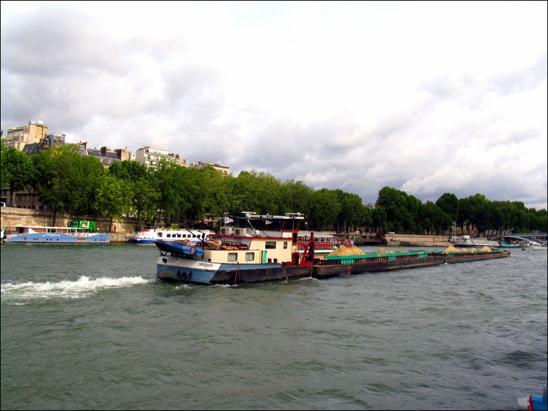 gal/holiday/France 2007 - Paris under Clouds/Barge_passing_on_the_Seine_IMG_4824.jpg